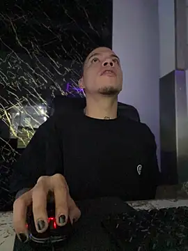 Snapshot of AlphaMasterXxx chatting on 11/25/25, 04:02 AlphaMasterXxx online show from 11/25/25, 04:02