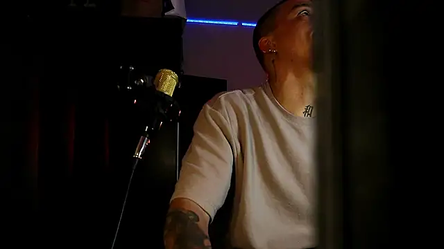 Snapshot of AlphaMasterXxx chatting on 11/18/25, 08:23 AlphaMasterXxx online show from 11/18/25, 08:23