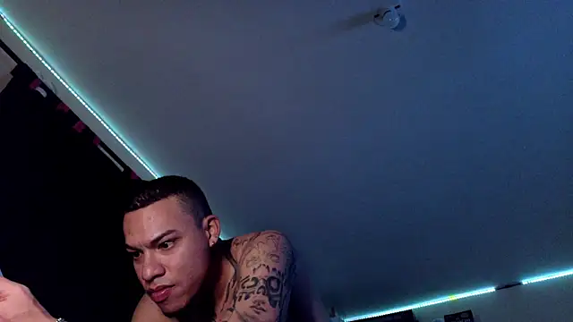 Snapshot of AlphaMasterXxx chatting on 10/19/25, 11:40 AlphaMasterXxx online show from 10/19/25, 11:40