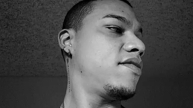 Snapshot of AlphaMasterXxx chatting on 10/25/25, 10:32 AlphaMasterXxx online show from 10/25/25, 10:32