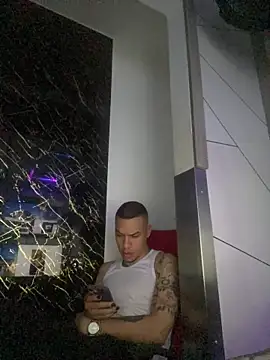 Snapshot of AlphaMasterXxx chatting on 11/13/25, 09:46 AlphaMasterXxx online show from 11/13/25, 09:46