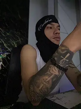 Snapshot of AlphaMasterXxx chatting on 11/11/25, 04:40 AlphaMasterXxx online show from 11/11/25, 04:40