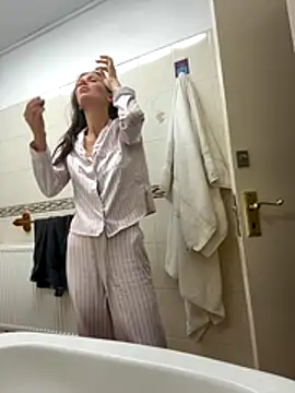 MilaRenee online show from 12/03/25, 07:52