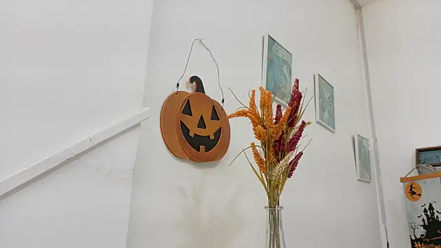 Snapshot of Lizbeth_Rouse chatting on 10/31/25, 11:29 Lizbeth Rouse online show from 10/31/25, 11:29