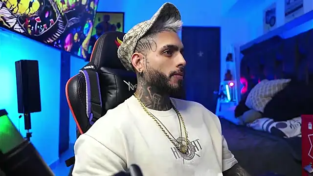 logan hugh8 online show from 02/03/26, 06:22