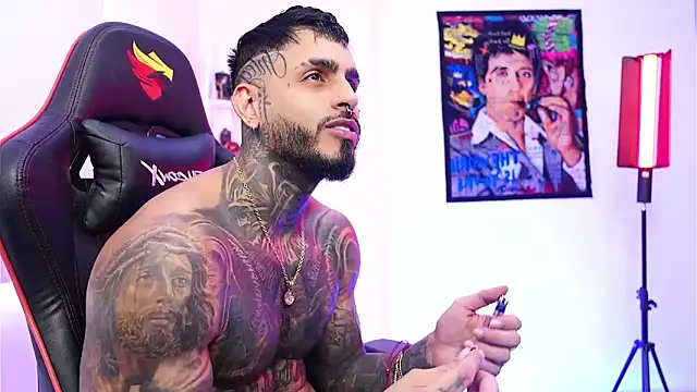 logan hugh8 online show from 12/22/25, 02:50