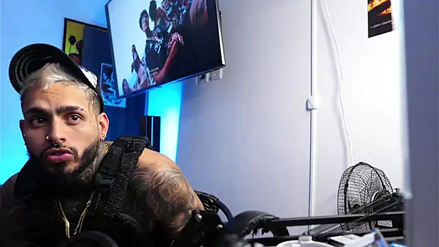 logan hugh8 online show from 02/18/26, 04:32