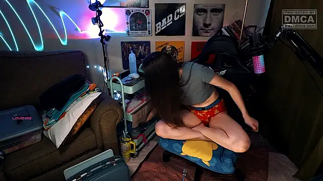 Snapshot of urhappywaifu chatting on 02/14/26, 02:01 urhappywaifu online show from 02/14/26, 02:01