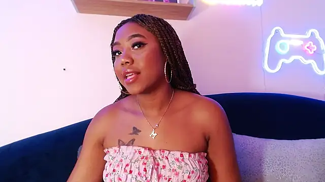 Snapshot of AngelaRoberts chatting on 10/06/25, 08:53 AngelaRoberts online show from 10/06/25, 08:53