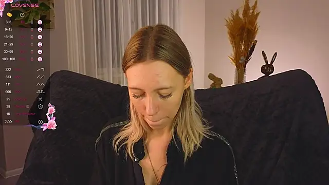 NyxaThorn online show from 11/19/25, 02:39