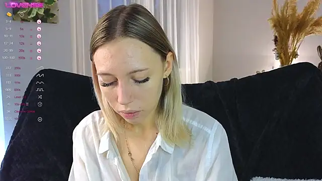 NyxaThorn online show from 10/20/25, 02:39