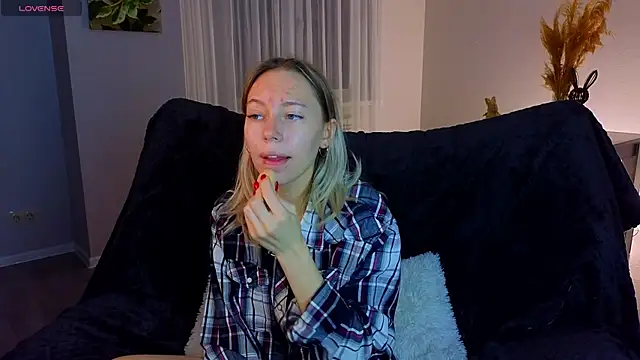 NyxaThorn online show from 11/28/25, 02:39