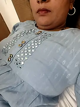 Snapshot of Aunty_Boy_143 chatting on 10/06/25, 02:29 Aunty Boy 143 online show from 10/06/25, 02:29