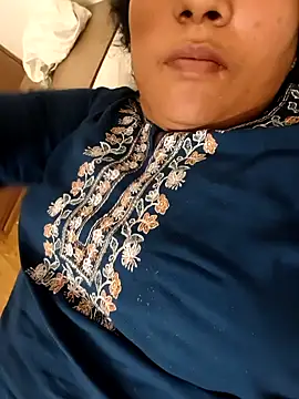 Snapshot of Aunty_Boy_143 chatting on 10/05/25, 08:32 Aunty Boy 143 online show from 10/05/25, 08:32