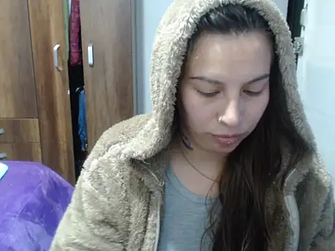 Snapshot of cloequeen15 chatting on 10/23/25, 08:18 cloequeen15 online show from 10/23/25, 08:18