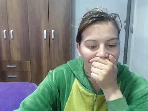 Snapshot of cloequeen15 chatting on 10/14/25, 03:12 cloequeen15 online show from 10/14/25, 03:12