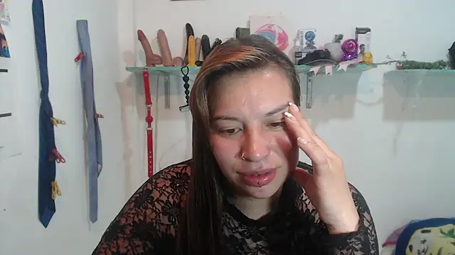 Snapshot of cloequeen15 chatting on 09/18/25, 10:18 cloequeen15 online show from 09/18/25, 10:18