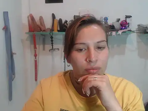 Snapshot of cloequeen15 chatting on 09/22/25, 05:41 cloequeen15 online show from 09/22/25, 05:41