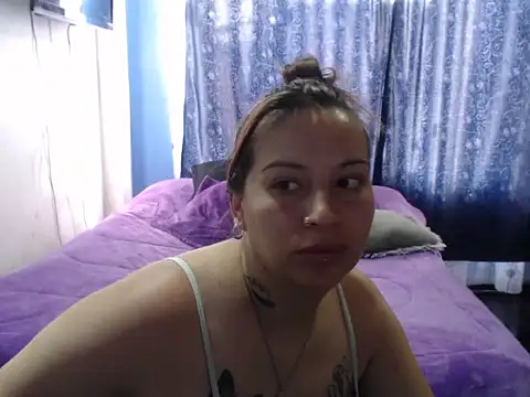 Snapshot of cloequeen15 chatting on 10/04/25, 01:12 cloequeen15 online show from 10/04/25, 01:12