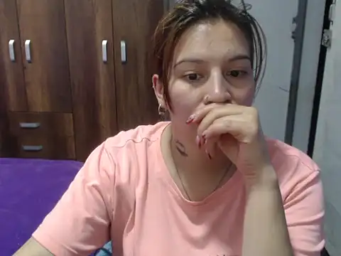 Snapshot of cloequeen15 chatting on 10/16/25, 06:16 cloequeen15 online show from 10/16/25, 06:16