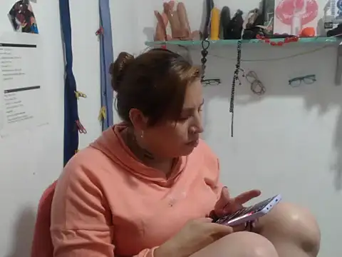 Snapshot of cloequeen15 chatting on 09/10/25, 05:56 cloequeen15 online show from 09/10/25, 05:56