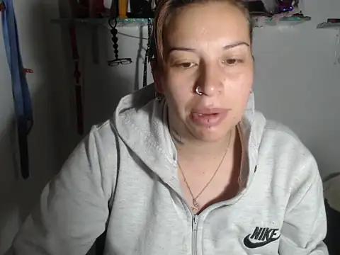 Snapshot of cloequeen15 chatting on 09/24/25, 10:44 cloequeen15 online show from 09/24/25, 10:44