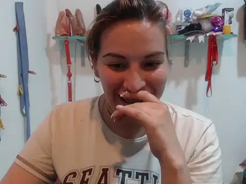 Snapshot of cloequeen15 chatting on 09/08/25, 06:51 cloequeen15 online show from 09/08/25, 06:51