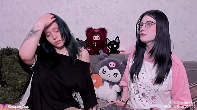 Snapshot of Threesomebabes chatting on 05/11/26, 04:04 Threesomebabes online show from 05/11/26, 04:04