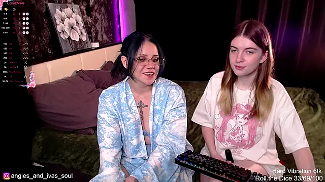Snapshot of Threesomebabes chatting on 09/29/25, 11:16 Threesomebabes online show from 09/29/25, 11:16