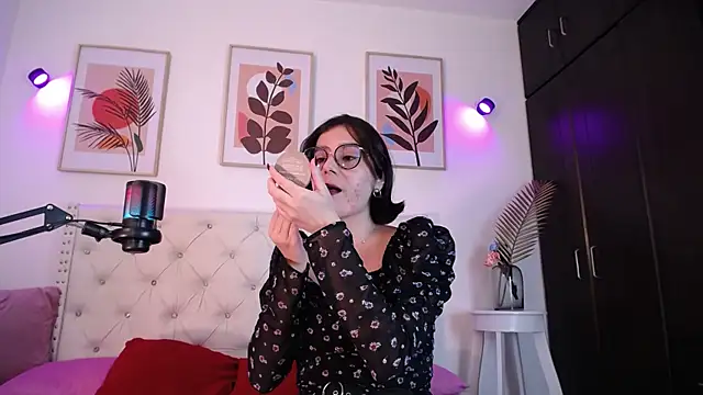 Snapshot of barbyehot chatting on 11/21/25, 12:20 barbyehot online show from 11/21/25, 12:20