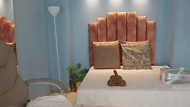 Milaa Star  online show from 04/18/26, 03:53