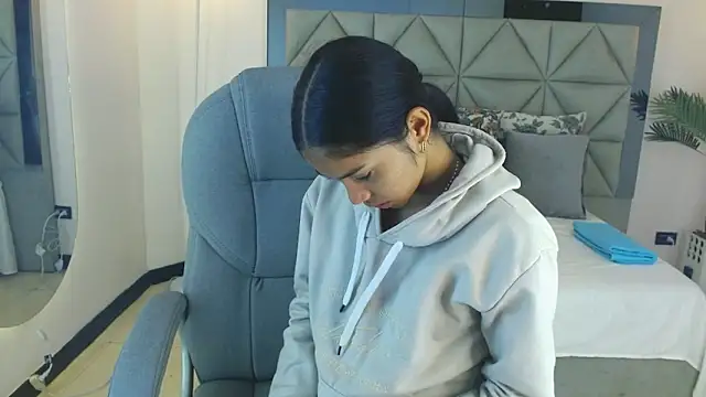 Milaa Star  online show from 11/22/25, 04:11