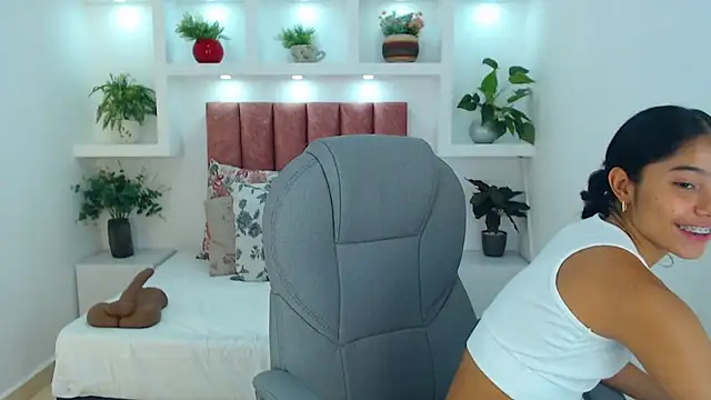 Milaa Star  online show from 02/05/26, 03:35