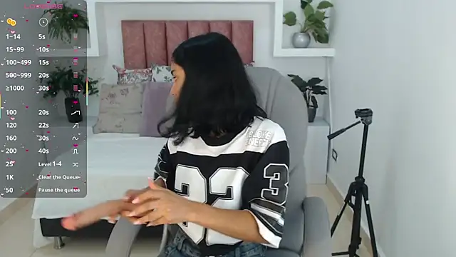 Milaa Star  online show from 12/19/25, 03:21