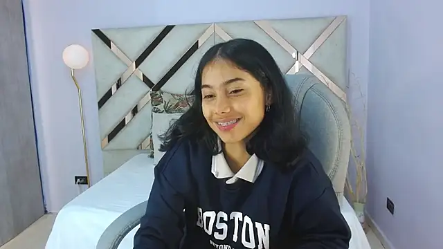 Milaa Star  online show from 12/18/25, 03:44