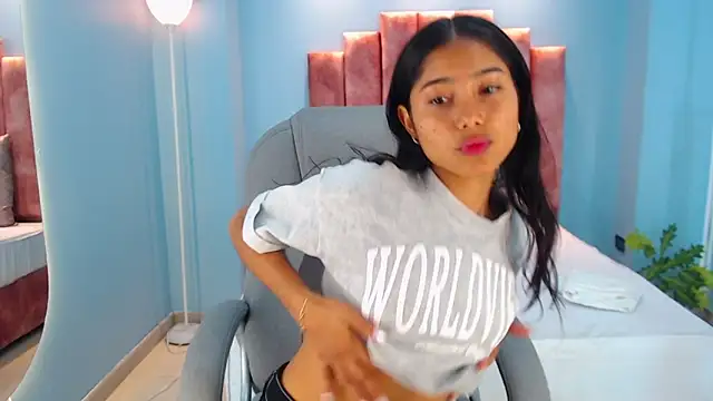 Milaa Star  online show from 11/12/25, 03:54