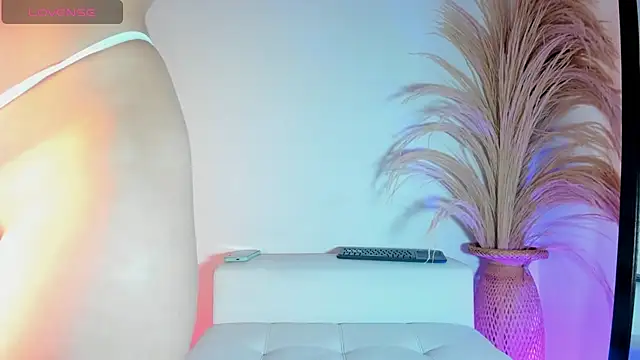 Snapshot of Noami_Rose chatting on 12/04/25, 01:48 Noami Rose online show from 12/04/25, 01:48