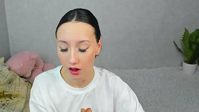 EileenMoores online show from 12/15/25, 05:41