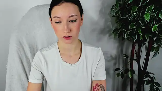 Snapshot of EileenMoores chatting on 09/11/25, 11:43 EileenMoores online show from 09/11/25, 11:43