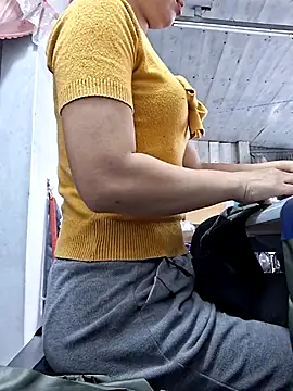 Snapshot of irina_hana chatting on 12/22/25, 01:17 irina hana online show from 12/22/25, 01:17