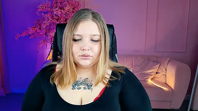 Snapshot of SladaDell chatting on 11/28/25, 09:09 SladaDell online show from 11/28/25, 09:09