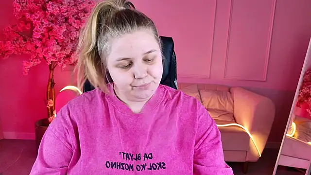 Snapshot of SladaDell chatting on 11/13/25, 05:11 SladaDell online show from 11/13/25, 05:11