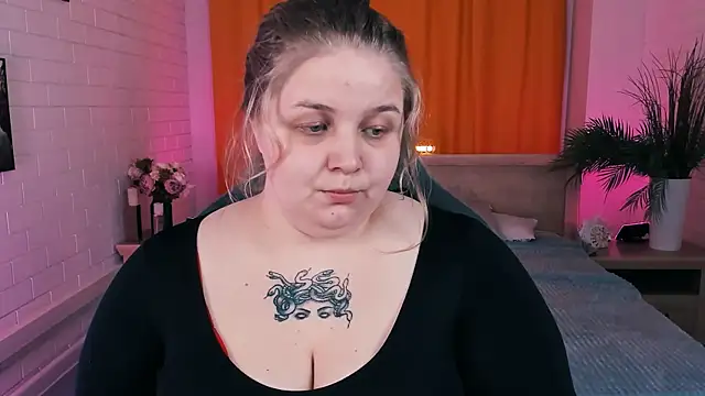 Snapshot of SladaDell chatting on 11/05/25, 05:10 SladaDell online show from 11/05/25, 05:10