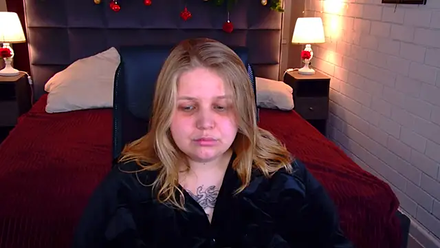 Snapshot of SladaDell chatting on 12/18/25, 01:15 SladaDell online show from 12/18/25, 01:15