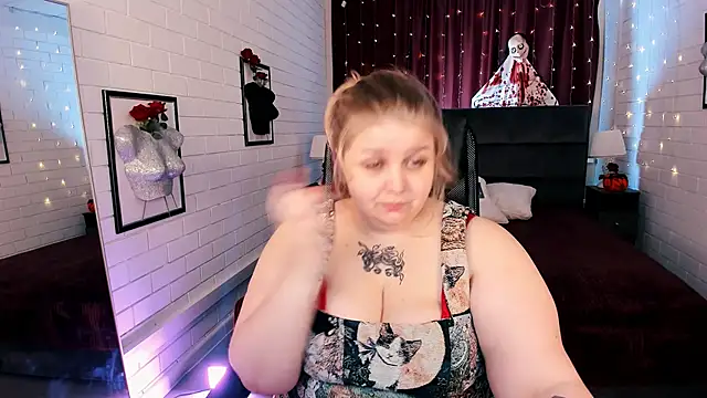 Snapshot of SladaDell chatting on 10/28/25, 05:18 SladaDell online show from 10/28/25, 05:18