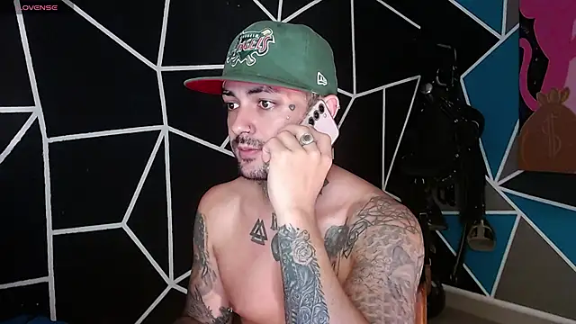 nicolastorres99 online show from 10/28/25, 02:23