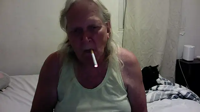 Snapshot of OldLadySara chatting on 10/20/25, 12:34 OldLadySara online show from 10/20/25, 12:34