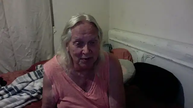 Snapshot of OldLadySara chatting on 05/30/26, 02:18 OldLadySara online show from 05/30/26, 02:18