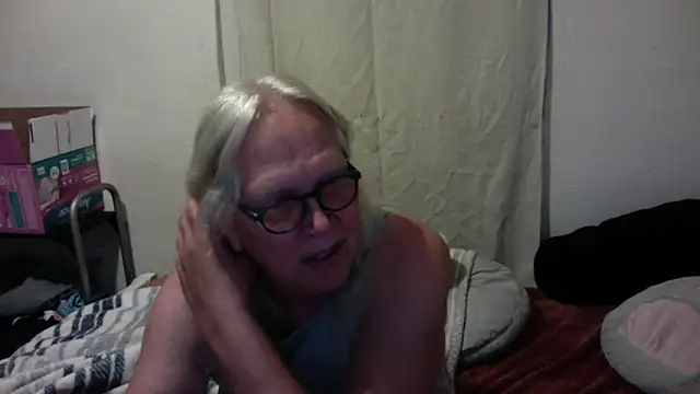 Snapshot of OldLadySara chatting on 05/24/26, 12:32 OldLadySara online show from 05/24/26, 12:32