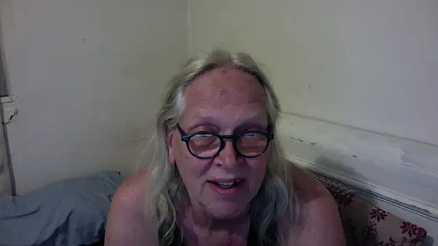 Snapshot of OldLadySara chatting on 05/28/26, 04:31 OldLadySara online show from 05/28/26, 04:31